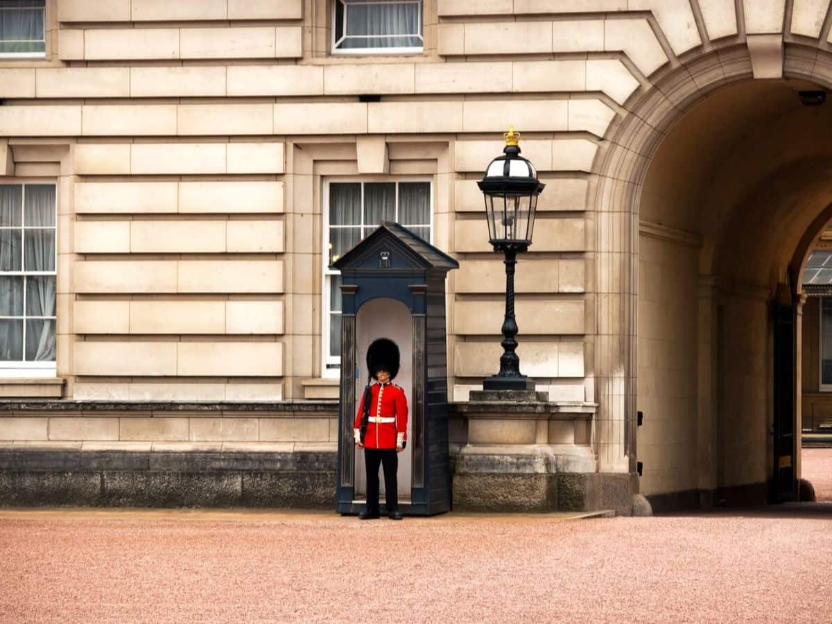 7 Royal Facts About The Queen S Guards City Wonders