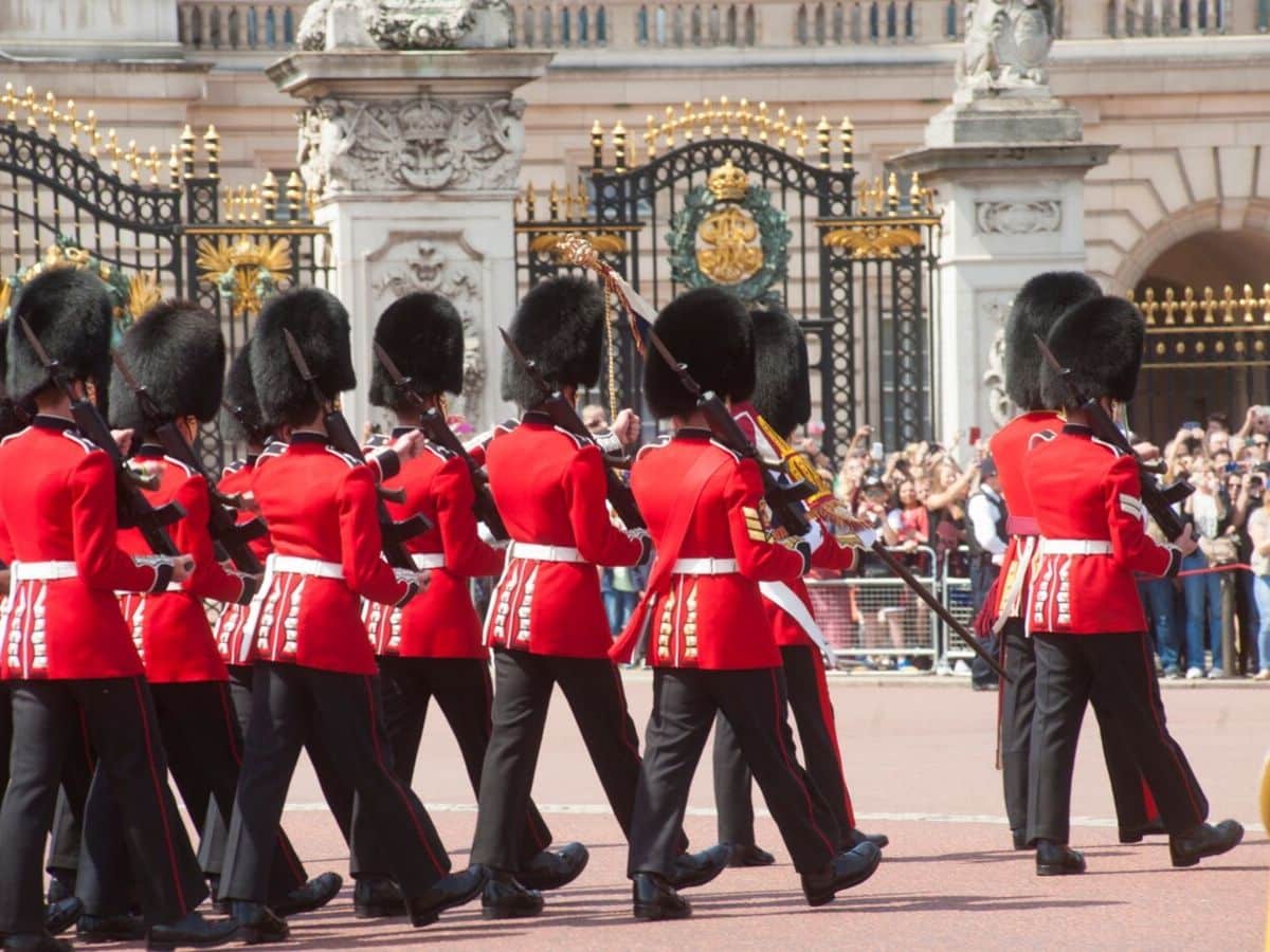 7 Royal Facts About The Queen S Guards City Wonders